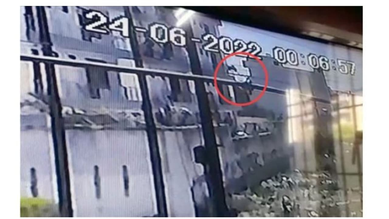 കൈകൾകെട്ടി ഭർത്താവും സംഘവും ബാൽക്കണിയിൽ നിന്ന് താഴേക്കെറിഞ്ഞു; യുവതിക്ക് ദാരുണാന്ത്യം