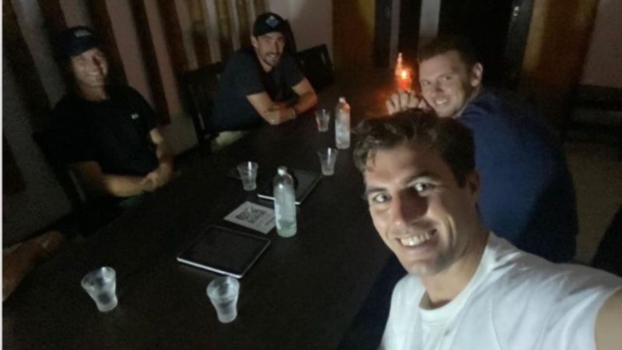 ഇരുട്ടത്ത് ഡിന്നർ കഴിച്ച് പാറ്റ് കമ്മിന്സും സഹതാരങ്ങളും; പക്ഷേ ലങ്കന് ജനഹൃദയം കീഴടക്കി ചിത്രം ഇരുട്ടത്ത് ഡിന്നർ കഴിച്ച് പാറ്റ് കമ്മിന്സും സഹതാരങ്ങളും; പക്ഷേ ലങ്കന് ജനഹൃദയം കീഴടക്കി ചിത്രം