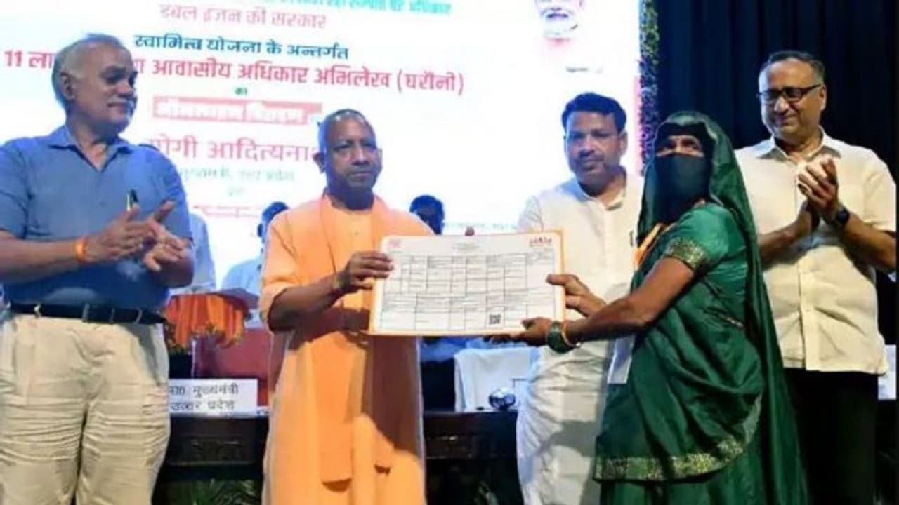 यूपी में सीएम योगी ने ग्रामीणों को दी बड़ी सौगात, परिवारों को सौंपा उनका घर यूपी में सीएम योगी ने ग्रामीणों को दी बड़ी सौगात, परिवारों को सौंपा उनका घर