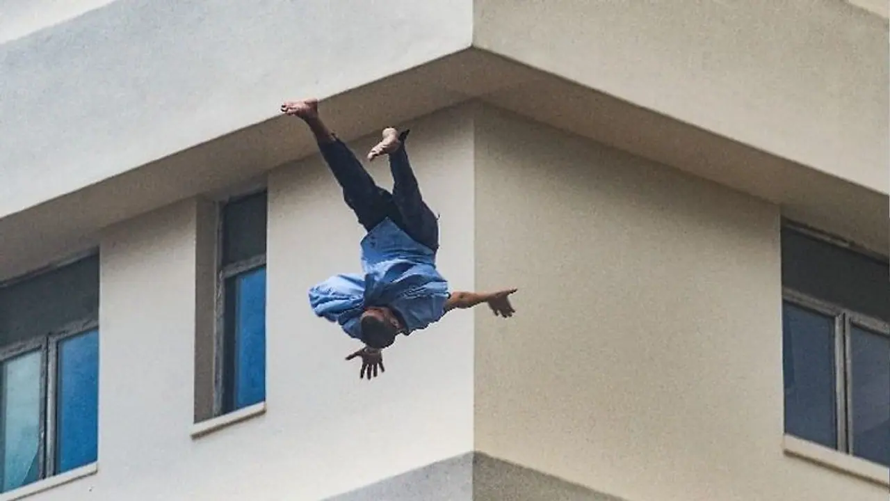 স্ত্রীর মৃত্যু দেনার দায়ে কি হতাশা? হাসপাতালের কার্নিশ থেকে পড়ে যাওয়া রোগী সুজিতের মৃত্যু নিয়ে উঠছে প্রশ্ন স্ত্রীর মৃত্যু দেনার দায়ে কি হতাশা? হাসপাতালের কার্নিশ থেকে পড়ে যাওয়া রোগী সুজিতের মৃত্যু নিয়ে উঠছে প্রশ্ন