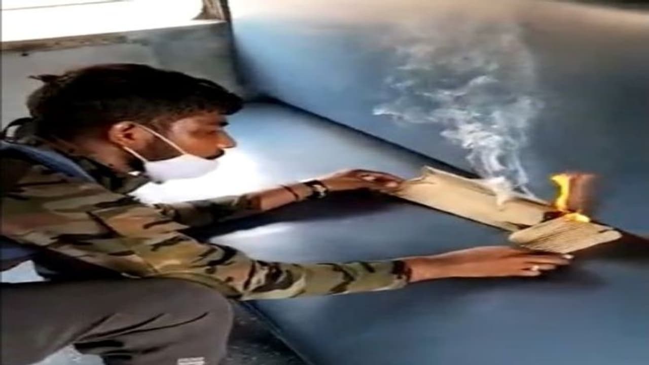 दो युवक ट्रेन में घुसे, पूरे कोच को जलाया, RPF ने पोस्ट किया वायरल वीडियो, यूजर्स बोले ये हैं 'अग्निवीर'