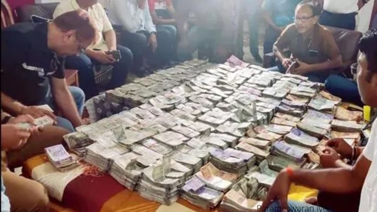 Bihar Crime News: అవినీతి అధికారి ఇంట్లో డ‌బ్బే..డ‌బ్బు.. చూస్తే.. దిమ్మ‌తిరగాల్సిందే..!