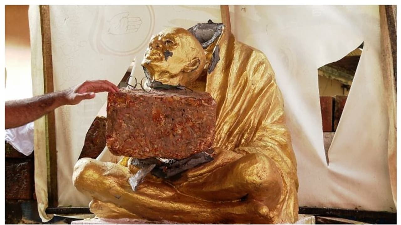 പയ്യന്നൂരില്‍ ഗാന്ധി പ്രതിമയുടെ തലയറുത്ത സംഭവം: രണ്ടാഴ്ച്ച പിന്നിട്ടും പ്രതികളെ കണ്ടെത്താനാകാതെ പൊലീസ്