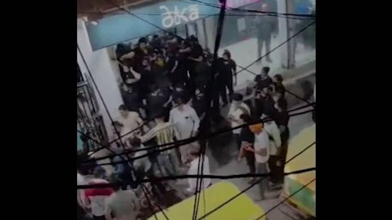 ஓயின்ஷாப் விவகாரத்தில் பெண்களிடையே கடும் சண்டை.. பத்து பேர் அதிரடி கைது..! 