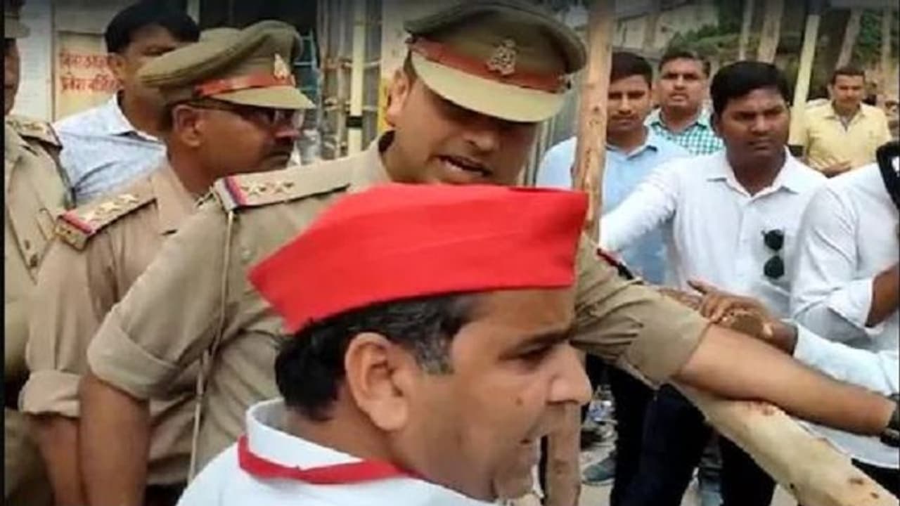 आजमगढ़ उपचुनाव मतगणना: सपा प्रत्याशी धर्मेंद्र यादव की पुलिस से तीखी नोकझोंक, लगाया ईवीएम बदलने का आरोप आजमगढ़ उपचुनाव मतगणना: सपा प्रत्याशी धर्मेंद्र यादव की पुलिस से तीखी नोकझोंक, लगाया ईवीएम बदलने का आरोप