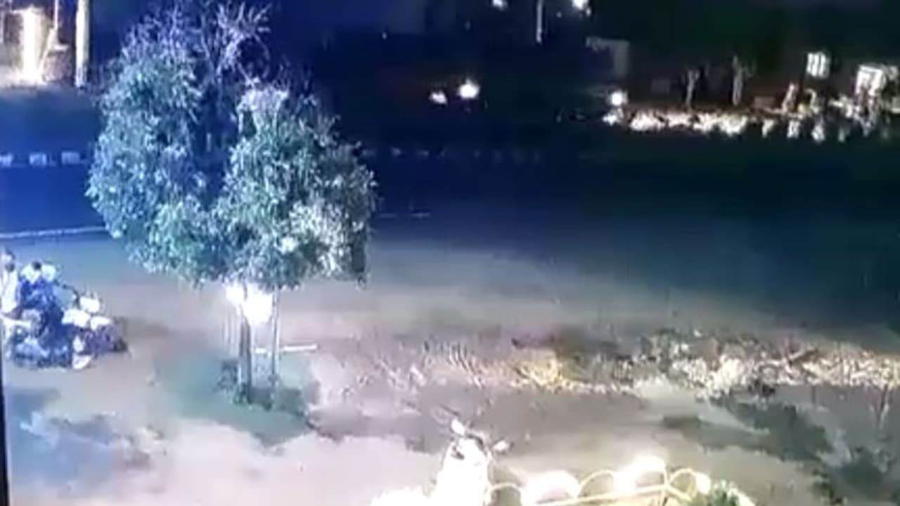 सीकर में होटल में खाना खाने को लेकर युवकों से हुआ था विवाद, 3 दिन बाद CCTV में कैद हुई सनसनी वारदात सीकर में होटल में खाना खाने को लेकर युवकों से हुआ था विवाद, 3 दिन बाद CCTV में कैद हुई सनसनी वारदात
