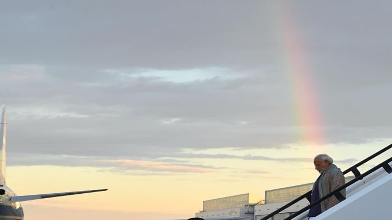 G 7 शिखर सम्मेलन में शामिल होने जर्मनी पहुंचे पीएम नरेंद्र मोदी, एयरपोर्ट पर इंद्रधनुष ने किया स्वागत G 7 शिखर सम्मेलन में शामिल होने जर्मनी पहुंचे पीएम नरेंद्र मोदी, एयरपोर्ट पर इंद्रधनुष ने किया स्वागत