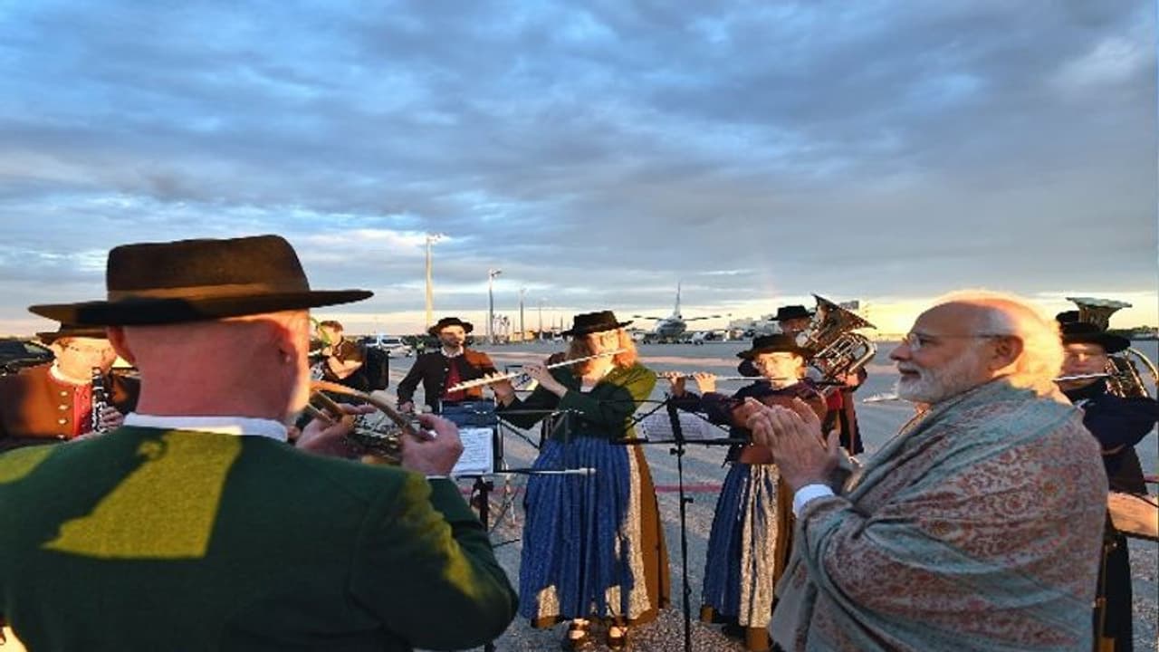 PM Modi in Munich: জি ৭ বৈঠকে যোগ দিতে জার্মানির মিউনিখে মোদী, পেলেন উষ্ণ অভ্যর্থনা PM Modi in Munich: জি ৭ বৈঠকে যোগ দিতে জার্মানির মিউনিখে মোদী, পেলেন উষ্ণ অভ্যর্থনা