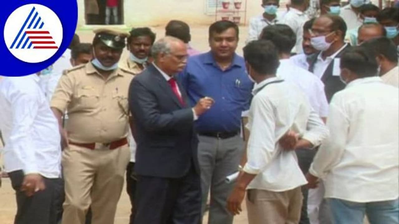 ರಾಯಚೂರು: ಡಿವಿಆರ್ ಕ್ಲಬ್ಗೆ ನಿವೃತ್ತ ನ್ಯಾ. ಕಾಡ್ಲೂರ್ ಭೇಟಿ, ವಿವಿಧ ಸಂಘಟನೆಗಳಿಂದ ಪ್ರತಿಭಟನೆ ರಾಯಚೂರು: ಡಿವಿಆರ್ ಕ್ಲಬ್ಗೆ ನಿವೃತ್ತ ನ್ಯಾ. ಕಾಡ್ಲೂರ್ ಭೇಟಿ, ವಿವಿಧ ಸಂಘಟನೆಗಳಿಂದ ಪ್ರತಿಭಟನೆ