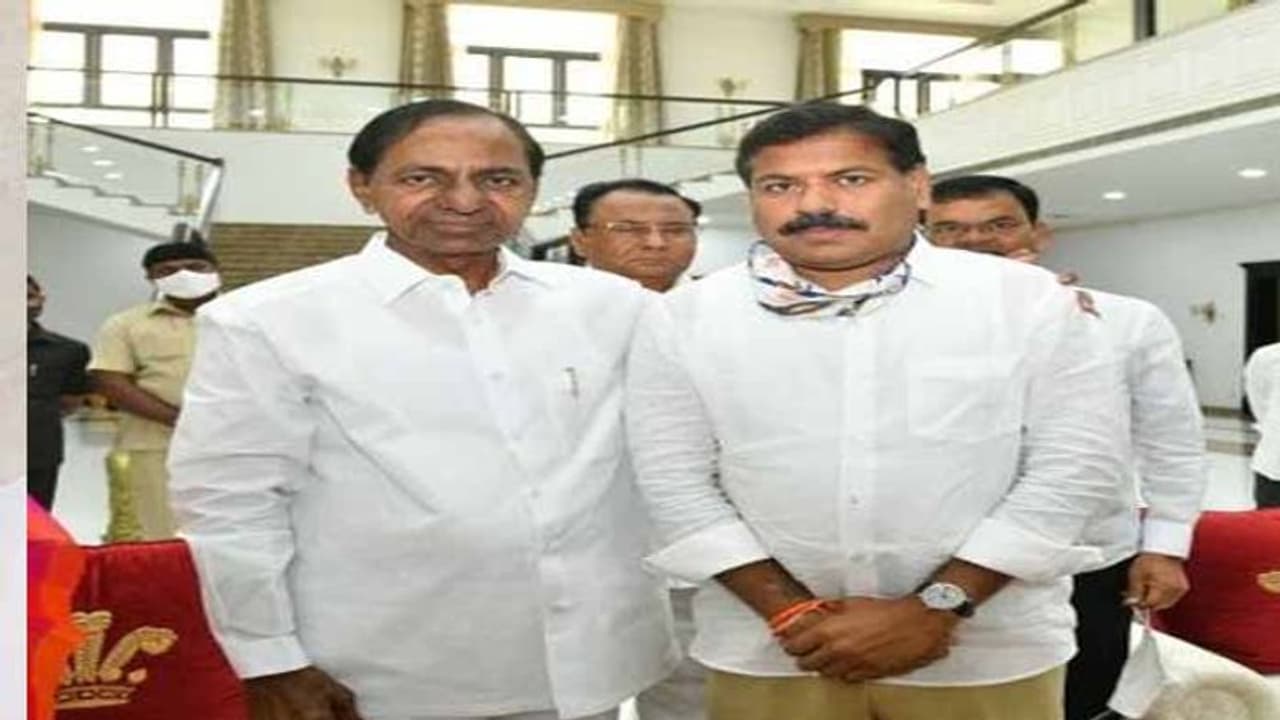 కొల్లాపూర్లో టెన్షన్: జూపల్లికి ఇంటికి బయలుదేరిన బీరం, పోలీసుల అదుపులో ఎమ్మెల్యే కొల్లాపూర్లో టెన్షన్: జూపల్లికి ఇంటికి బయలుదేరిన బీరం, పోలీసుల అదుపులో ఎమ్మెల్యే