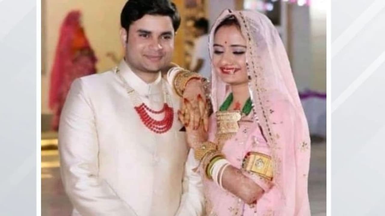 जयपुर का लवली कपल: पति पत्नी दोनों की सरकारी नौकरी, लेकिन सच्चाई रुला देगी, 8 माह की बेटी को छोड़ किया सुसाइड जयपुर का लवली कपल: पति पत्नी दोनों की सरकारी नौकरी, लेकिन सच्चाई रुला देगी, 8 माह की बेटी को छोड़ किया सुसाइड