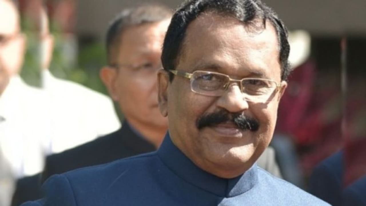 ഗവർണർ സർക്കാർ പോരിൽ പ്രതികരിക്കാനില്ല, രാഷ്ട്രീയ അഭിപ്രായങ്ങൾ സമയമാകുമ്പോൾ പറയുമെന്ന് ശ്രീധരൻ പിള്ള ഗവർണർ സർക്കാർ പോരിൽ പ്രതികരിക്കാനില്ല, രാഷ്ട്രീയ അഭിപ്രായങ്ങൾ സമയമാകുമ്പോൾ പറയുമെന്ന് ശ്രീധരൻ പിള്ള