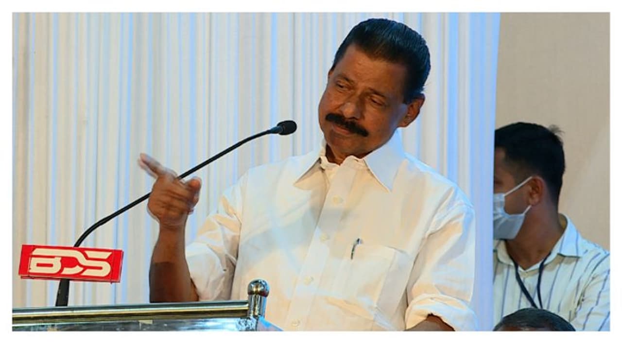 'യുവജന സംഘടനകളിൽ കുടിയന്മാര്‍'; വിവാദമായതോടെ മലക്കംമറഞ്ഞ് മന്ത്രി, പഴി ചാനലുകള്‍ക്ക്