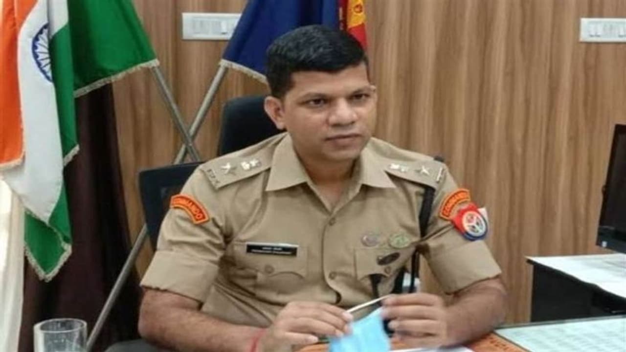  मेरठ के एसएसपी प्रभाकर चौधरी के ट्रांसफर को रुकवाने के लिए युवक ने किया कॉल, दी आत्महत्या की धमकी
