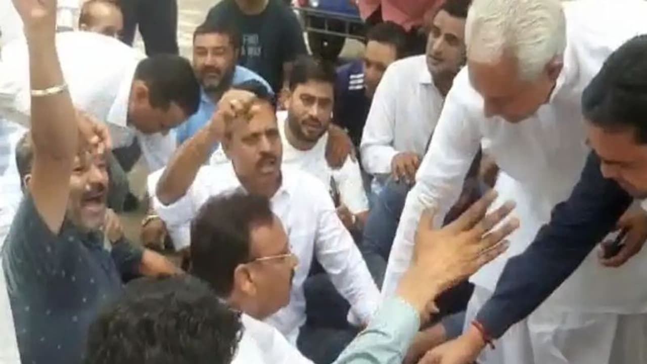 राजस्थान के चिकित्सा मंत्री ने मानी विधायक की मांग, MLA ने अपनी सरकार के ट्रांसफर पॉलिसी पर उठाए थे सवाल राजस्थान के चिकित्सा मंत्री ने मानी विधायक की मांग, MLA ने अपनी सरकार के ट्रांसफर पॉलिसी पर उठाए थे सवाल