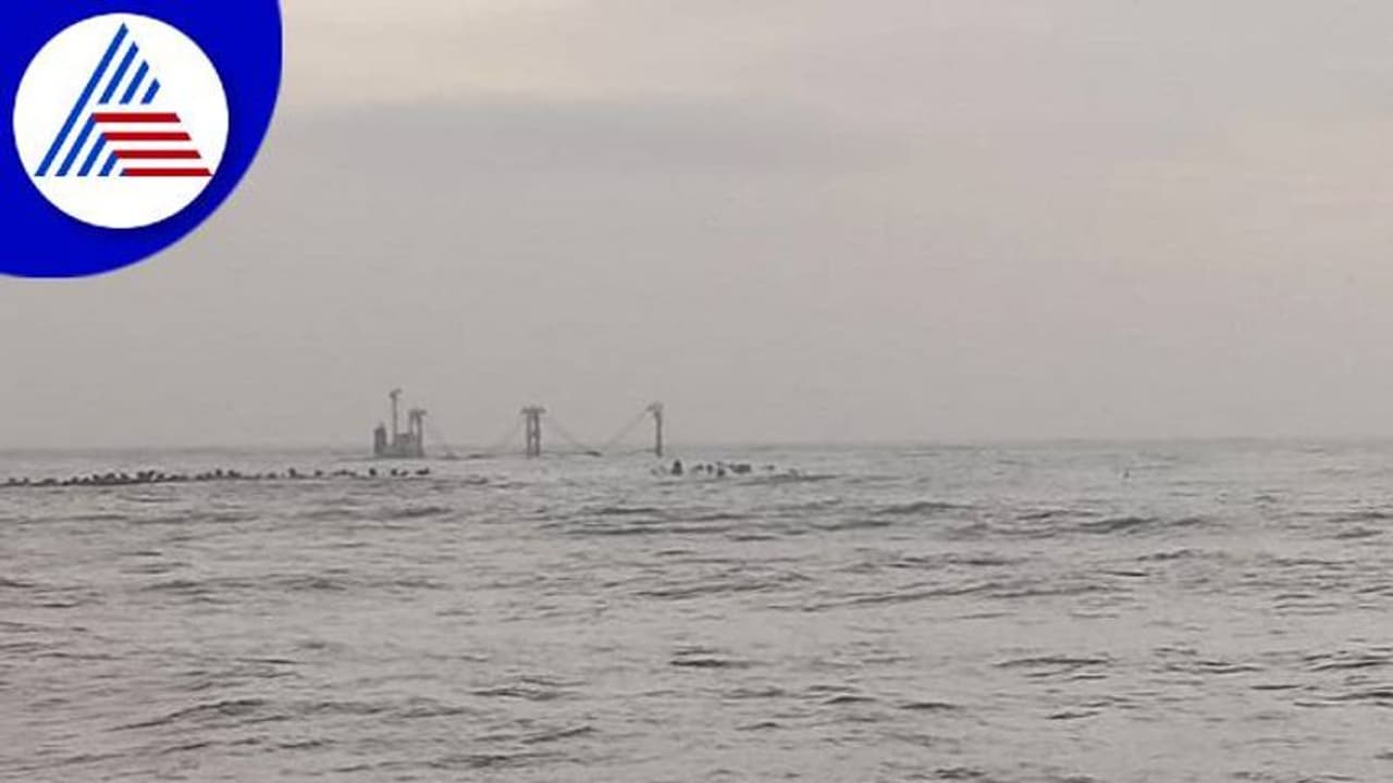 Mangaluru: ಮುಳುಗಿದ ಸಿರಿಯಾ ನೌಕೆಯಿಂದ ತೈಲ ಹೊರತೆಗೆಯಲು ಹವಾಮಾನ ಅಡ್ಡಿ Mangaluru: ಮುಳುಗಿದ ಸಿರಿಯಾ ನೌಕೆಯಿಂದ ತೈಲ ಹೊರತೆಗೆಯಲು ಹವಾಮಾನ ಅಡ್ಡಿ