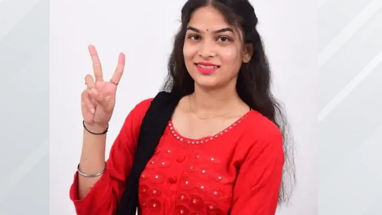 मध्य प्रदेश की सबसे यंग लेडी सरपंच से मिलिए, काम RJ और न्यूज एंकर...अब 21 साल की उम्र में बनी गांव की मुखिया मध्य प्रदेश की सबसे यंग लेडी सरपंच से मिलिए, काम RJ और न्यूज एंकर...अब 21 साल की उम्र में बनी गांव की मुखिया