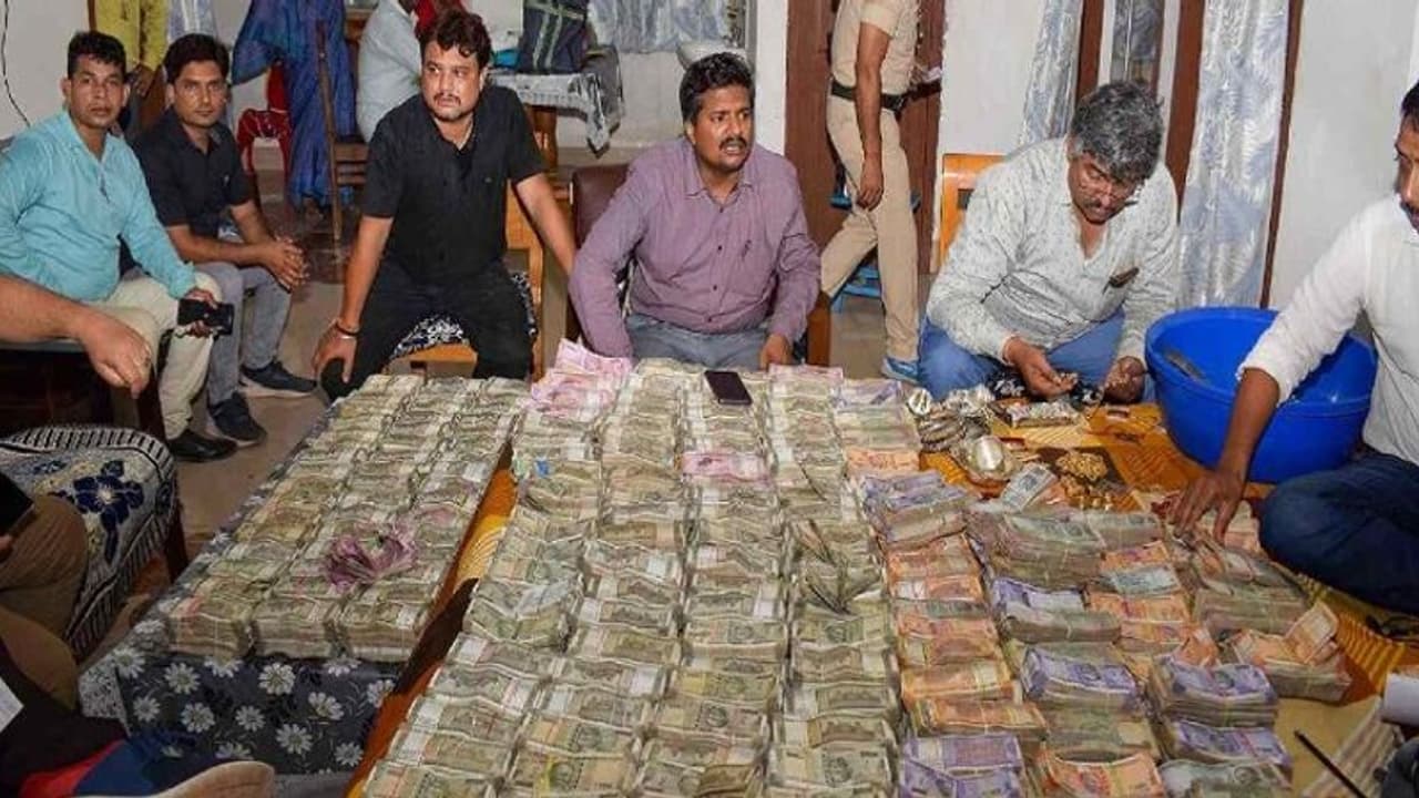 बिहार में इंस्पेक्टर के घर से मिले नोट से भरे 5 बोरे, जमीन में गड़ा था सोना...इतनी दौलत की मशीन भी हो गई खराब बिहार में इंस्पेक्टर के घर से मिले नोट से भरे 5 बोरे, जमीन में गड़ा था सोना...इतनी दौलत की मशीन भी हो गई खराब