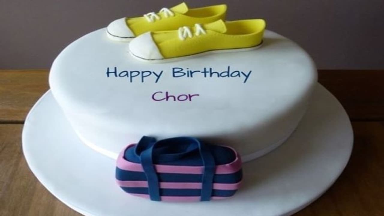 मोहल्ले में घूमता मिला युवक, पूछताछ में बोला आज बर्थडे है, लोगों ने केक मंगवाया, लिखा था 'चोर' मोहल्ले में घूमता मिला युवक, पूछताछ में बोला आज बर्थडे है, लोगों ने केक मंगवाया, लिखा था 'चोर'