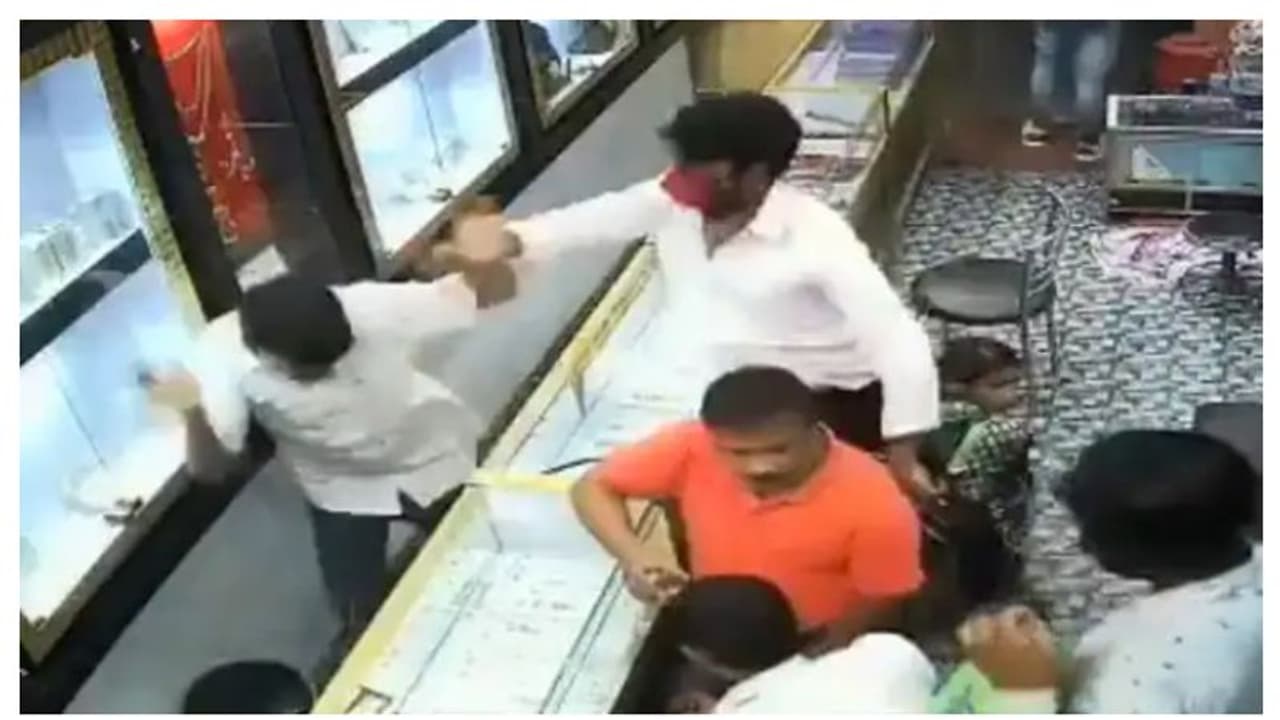 ജ്വല്ലറിയിൽ തോക്കുമായി കവർച്ചാ സംഘം; ഉടമയെ വെടിവെച്ച് കൊലപ്പെടുത്തി ആഭരണങ്ങൾ മോഷ്ടിച്ചു വീഡിയോ