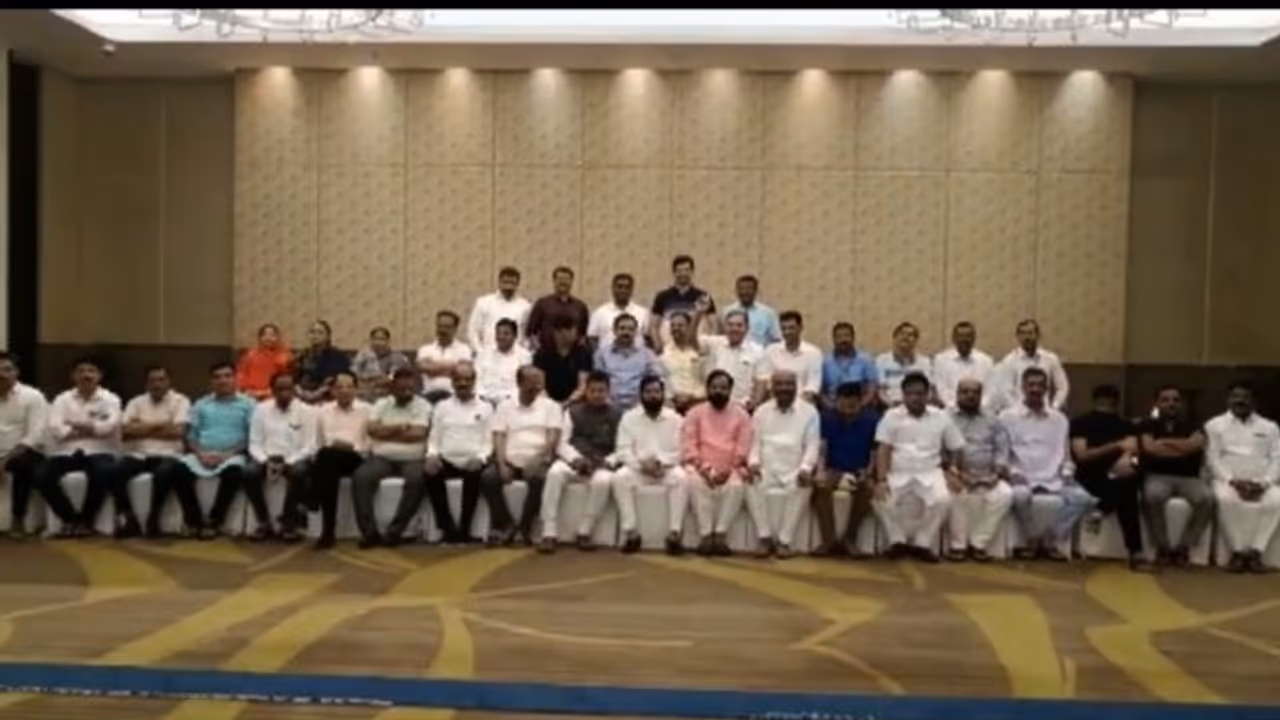 മഹാരാഷ്ട്ര പ്രതിസന്ധി : വിമതരെ പിളർത്താൻ ഉദ്ധവ് പക്ഷം, 20 എംഎൽഎമാരുമായി ചർച്ച തുടങ്ങി മഹാരാഷ്ട്ര പ്രതിസന്ധി : വിമതരെ പിളർത്താൻ ഉദ്ധവ് പക്ഷം, 20 എംഎൽഎമാരുമായി ചർച്ച തുടങ്ങി