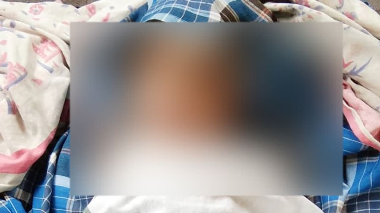 కృష్ణా జిల్లాలో విషాదం.. మురికి గుంతలో పడి 11 నెలల చిన్నారి మృతి