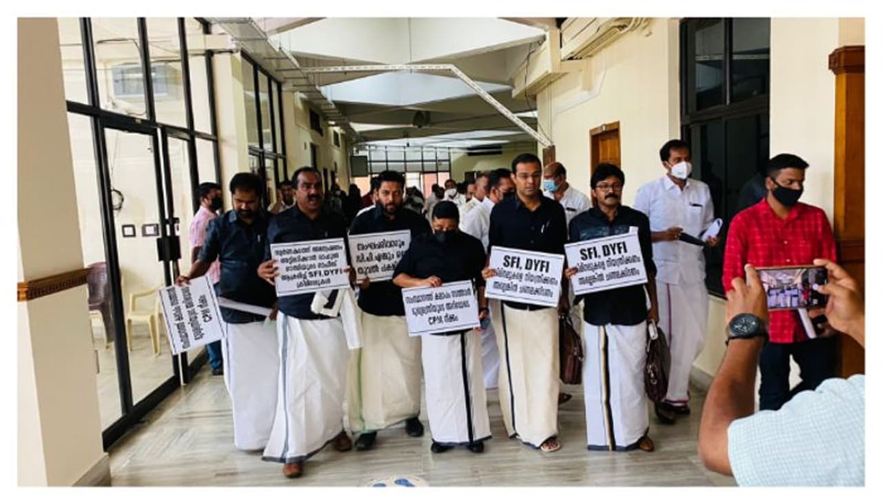 കറുപ്പണിഞ്ഞ് യുവ എംഎൽഎമാർ, രാഹുലിന്റെ ഓഫീസാക്രമണത്തിൽ അടിയന്തരപ്രമേയത്തിന് നോട്ടീസ് കറുപ്പണിഞ്ഞ് യുവ എംഎൽഎമാർ, രാഹുലിന്റെ ഓഫീസാക്രമണത്തിൽ അടിയന്തരപ്രമേയത്തിന് നോട്ടീസ്