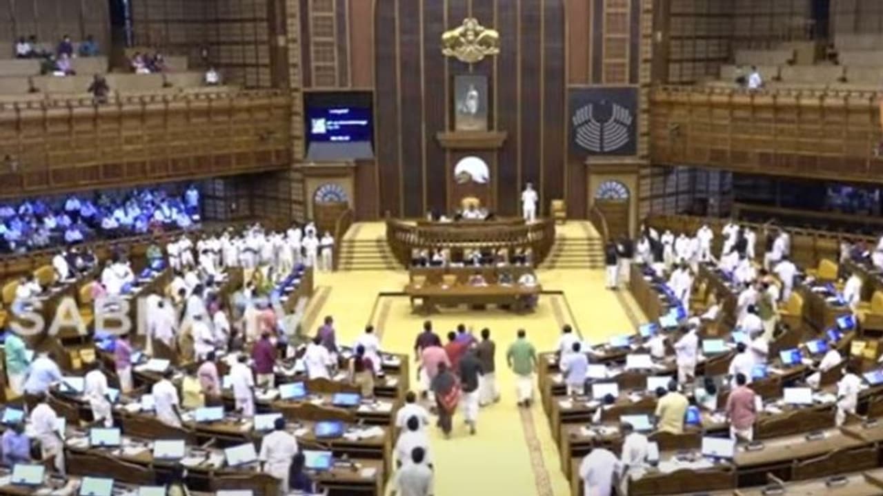 പ്രതിപക്ഷ പ്രതിഷേധം, സഭാ നടപടികള് നിര്ത്തിവെച്ചു, സഭയില് അപൂര്വ മാധ്യമവിലക്ക് പ്രതിപക്ഷ പ്രതിഷേധം, സഭാ നടപടികള് നിര്ത്തിവെച്ചു, സഭയില് അപൂര്വ മാധ്യമവിലക്ക്