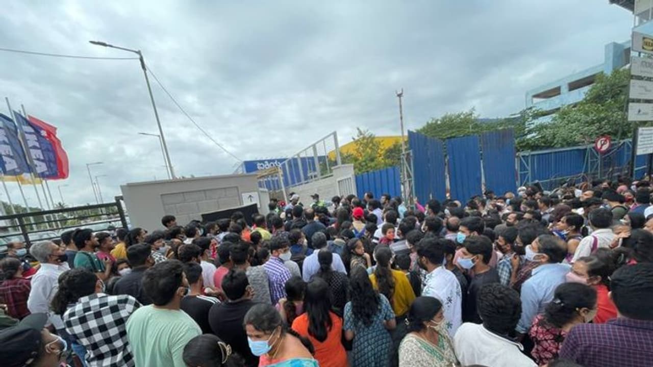 ikea bangalore: பெங்களூரு IKEA கடையில் கட்டுக்கடங்காத கூட்டம்: 3 மணிநேரம் வரிசையில் காத்திருந்த வாடிக்கையாளர்
