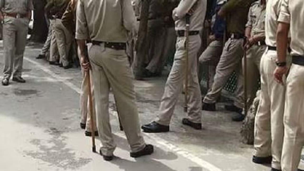 मेरठ: मारपीट के मामले में जांच करने गई पुलिस के साथ हाथापाई, मौका पाकर आरोपी हुआ फरार मेरठ: मारपीट के मामले में जांच करने गई पुलिस के साथ हाथापाई, मौका पाकर आरोपी हुआ फरार
