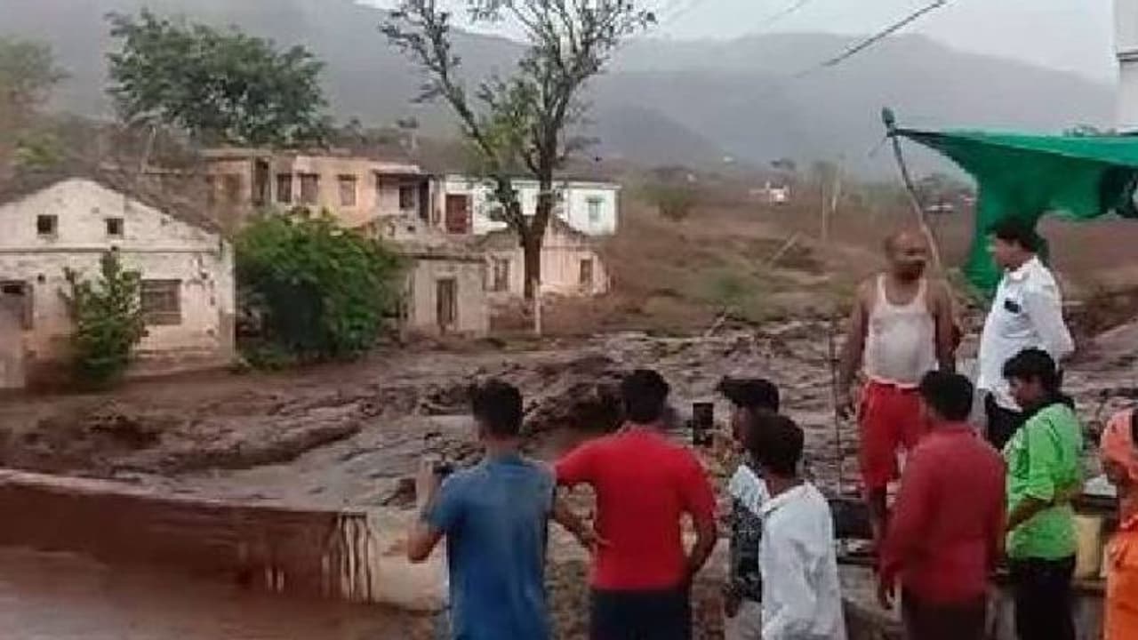 MP के रायसेन में बारिश और आंधी का कहर: ताश के पत्ते की तरह गिरा मकान, 3 भाई बहन और चाचा की दर्दनाक मौत MP के रायसेन में बारिश और आंधी का कहर: ताश के पत्ते की तरह गिरा मकान, 3 भाई बहन और चाचा की दर्दनाक मौत