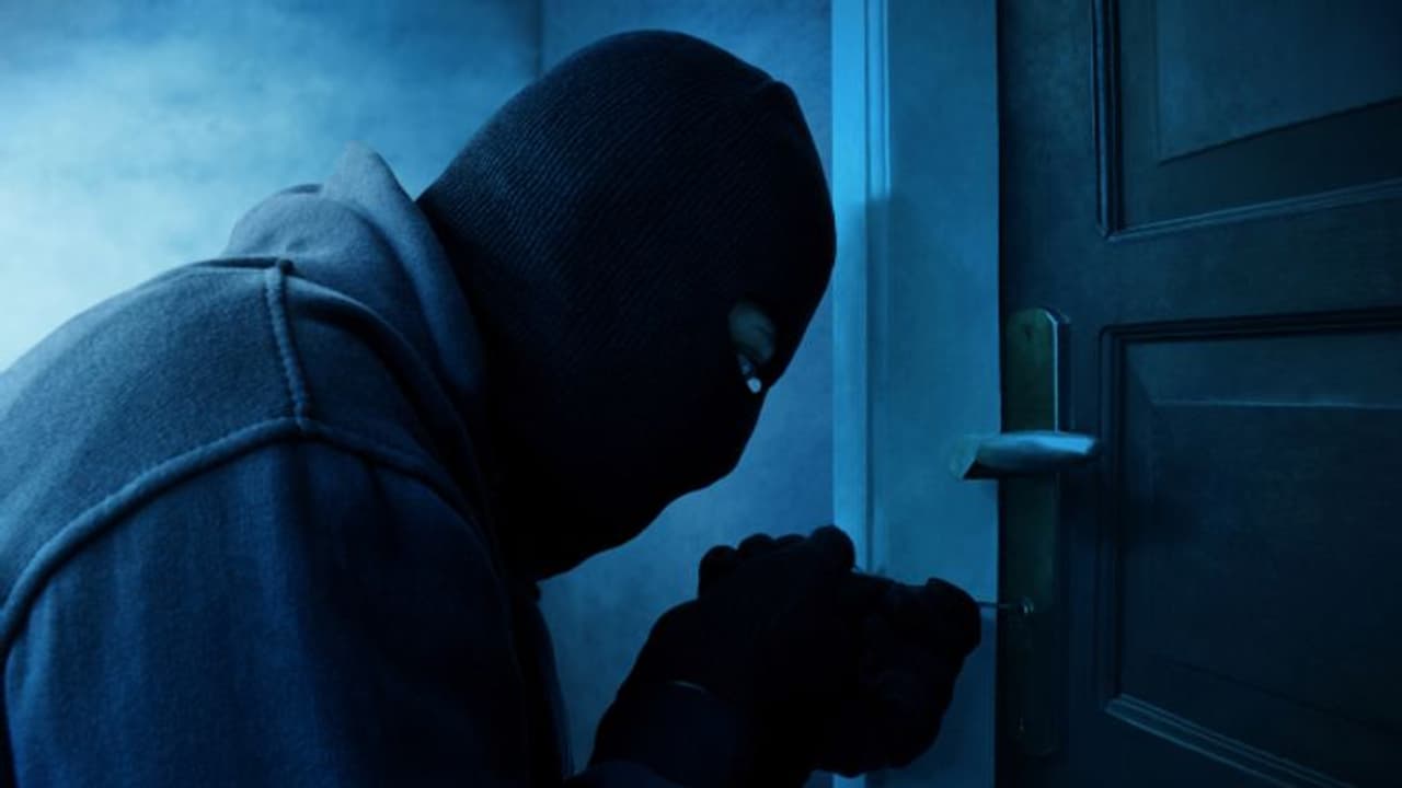 Viral: గుడిలో చోరీ చేయడానికి వచ్చి... అమ్మవారిని నమస్కరించి...! Viral: గుడిలో చోరీ చేయడానికి వచ్చి... అమ్మవారిని నమస్కరించి...!