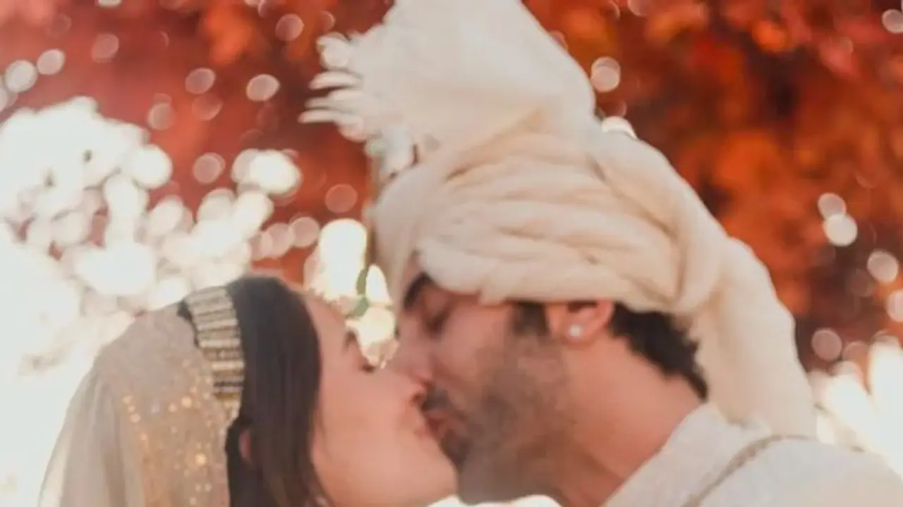 ನಿಮ್ಮ ಖುಷಿಯಲ್ಲಿ ಖಂಡಿತ ನಾವಿರಲಿಲ್ಲ, ರಣಬೀರ್ ಆಲಿಯಾಗೆ ಕಾಂಡೋಮ್ ಕಂಪನಿಯ ಫನ್ನಿ ಶುಭಾಶಯ! ನಿಮ್ಮ ಖುಷಿಯಲ್ಲಿ ಖಂಡಿತ ನಾವಿರಲಿಲ್ಲ, ರಣಬೀರ್ ಆಲಿಯಾಗೆ ಕಾಂಡೋಮ್ ಕಂಪನಿಯ ಫನ್ನಿ ಶುಭಾಶಯ!