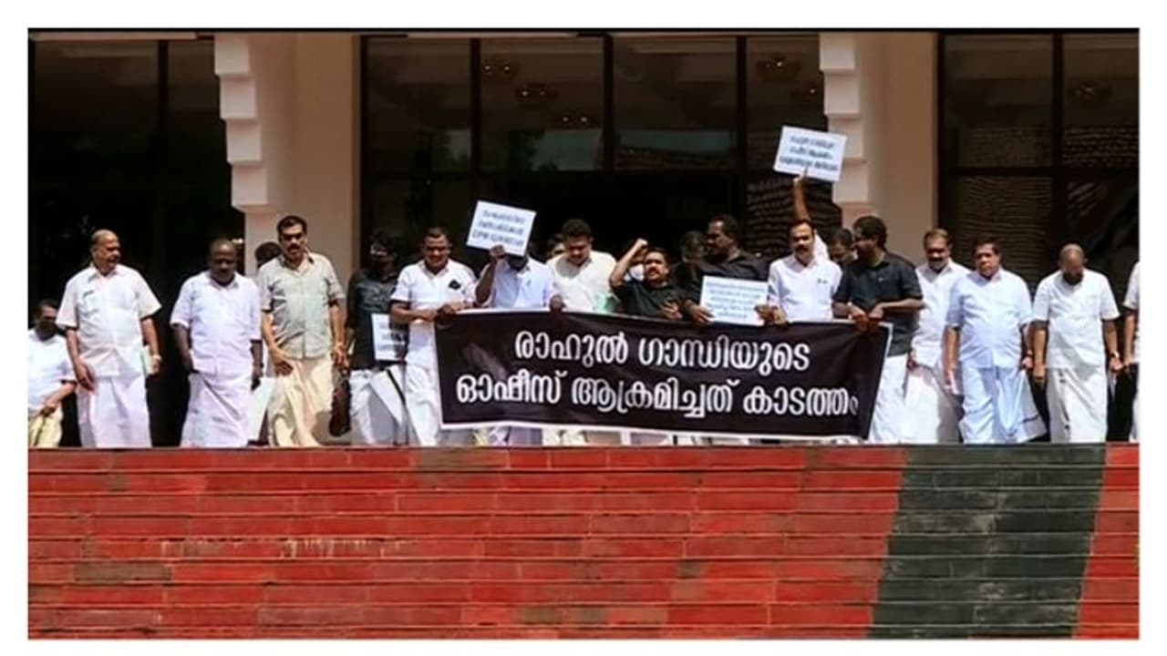 സഭക്ക് പുറത്ത് അടിയന്തരപ്രമേയം അവതരിപ്പിക്കാനുള്ള നീക്കം പ്രതിപക്ഷം ഉപേക്ഷിച്ചു സഭക്ക് പുറത്ത് അടിയന്തരപ്രമേയം അവതരിപ്പിക്കാനുള്ള നീക്കം പ്രതിപക്ഷം ഉപേക്ഷിച്ചു