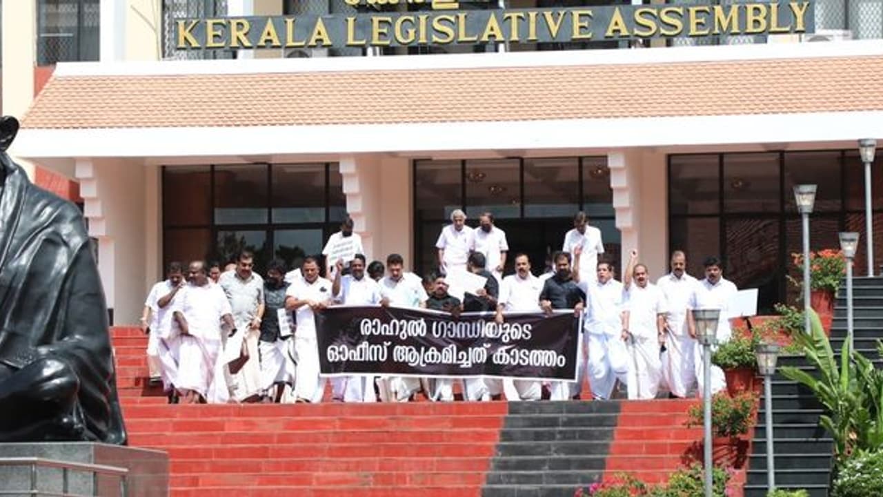 Kerala: గందరగోళంగా కేరళ అసెంబ్లీ సెషన్.. రాహుల్ గాంధీ ఆఫీసు దాడిపై సభలో రసాభాస ! Kerala: గందరగోళంగా కేరళ అసెంబ్లీ సెషన్.. రాహుల్ గాంధీ ఆఫీసు దాడిపై సభలో రసాభాస !