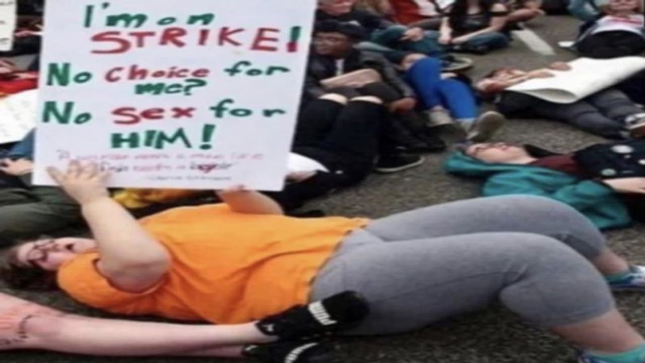 आखिर क्यों अमेरिका की महिलाएं करने जा रही हैं Sex Strike, पुरुषों से नहीं बनाएंगी जिस्मानी संबंध आखिर क्यों अमेरिका की महिलाएं करने जा रही हैं Sex Strike, पुरुषों से नहीं बनाएंगी जिस्मानी संबंध