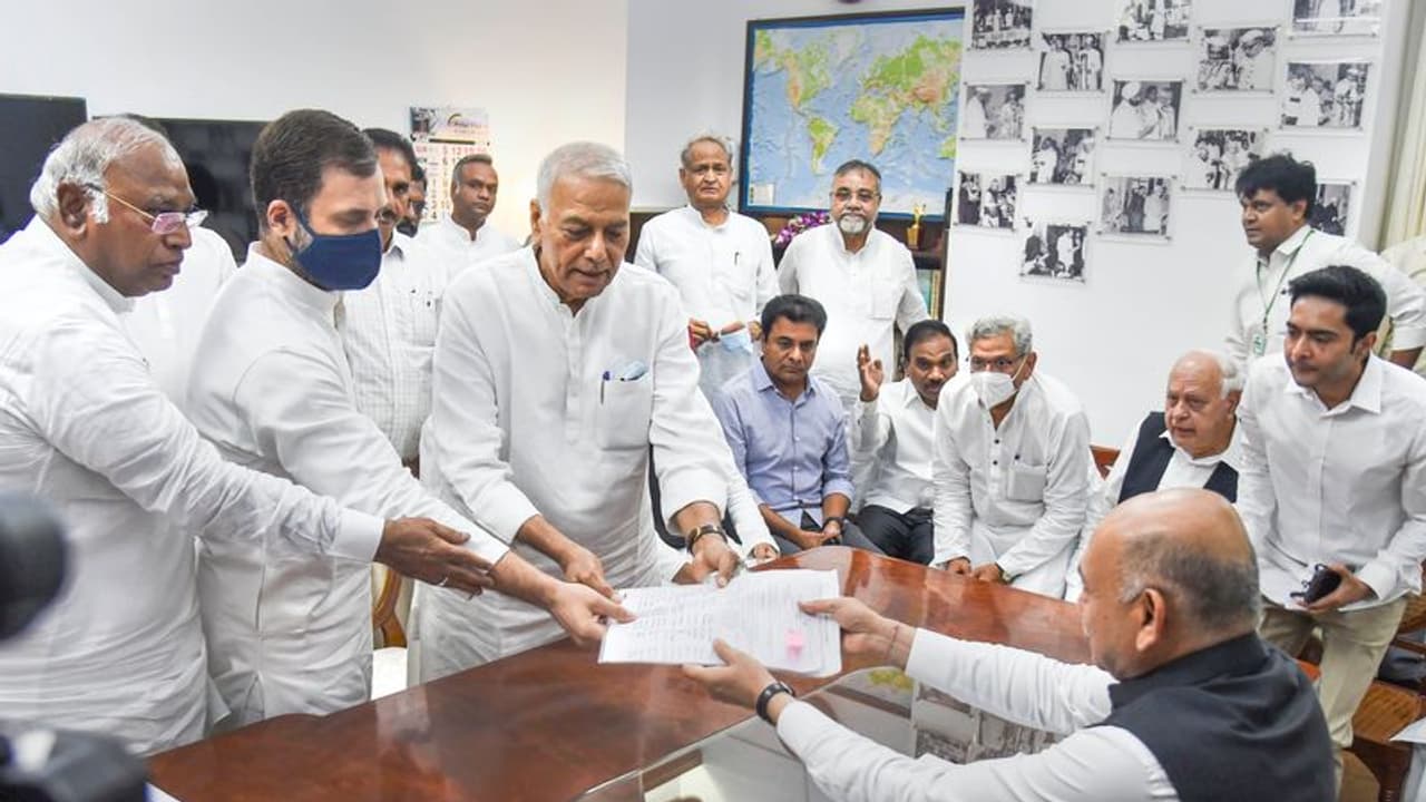 ರಾಷ್ಟ್ರಪತಿ ಚುನಾವಣೆಗೆ ವಿಪಕ್ಷ ಅಭ್ಯರ್ಥಿ ಯಶವಂತ್ ಸಿನ್ಹ ನಾಮಪತ್ರ, ಟಿಆರ್ಎಸ್ ಬೆಂಬಲ! ರಾಷ್ಟ್ರಪತಿ ಚುನಾವಣೆಗೆ ವಿಪಕ್ಷ ಅಭ್ಯರ್ಥಿ ಯಶವಂತ್ ಸಿನ್ಹ ನಾಮಪತ್ರ, ಟಿಆರ್ಎಸ್ ಬೆಂಬಲ!