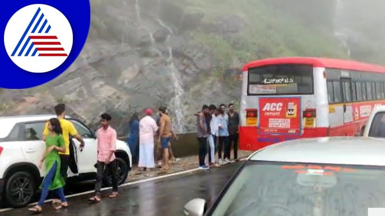 ಚಾರ್ಮಾಡಿ ಘಾಟಿಯ ಜಾರುವ ಬಂಡೆಗಳ ಮೇಲೆ ಪ್ರವಾಸಿಗರ ಹುಚ್ಚಾಟ 