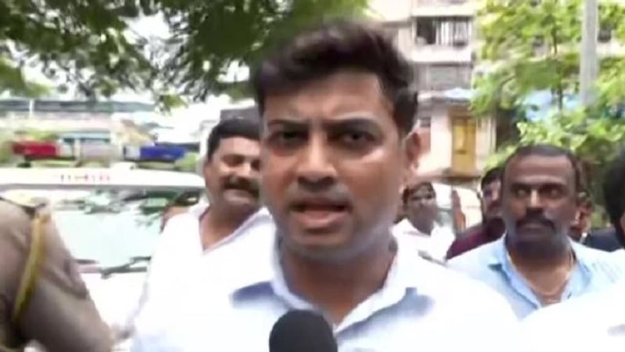 ED के समन पर संजय राउत ने कहा गोली मार दो या सिर काट दो, मैं डरने वाला नहीं, एकनाथ शिंदे के बेटे ने कसा तंज ED के समन पर संजय राउत ने कहा गोली मार दो या सिर काट दो, मैं डरने वाला नहीं, एकनाथ शिंदे के बेटे ने कसा तंज