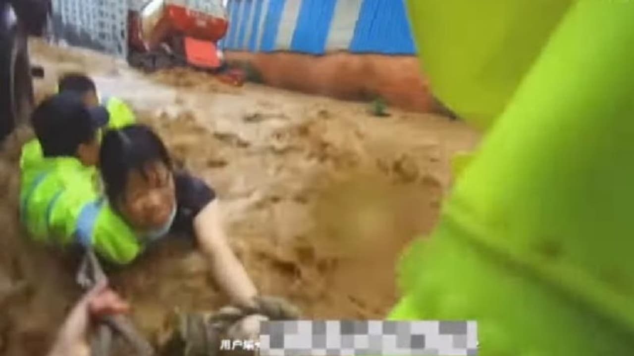 China Flood : പ്രളയത്തിനിടെ ശക്തമായ ഒഴുക്കില്‍ നിന്ന് രക്ഷപ്പെടുന്ന യുവതി; ഭയപ്പെടുത്തുന്ന വീഡിയോ