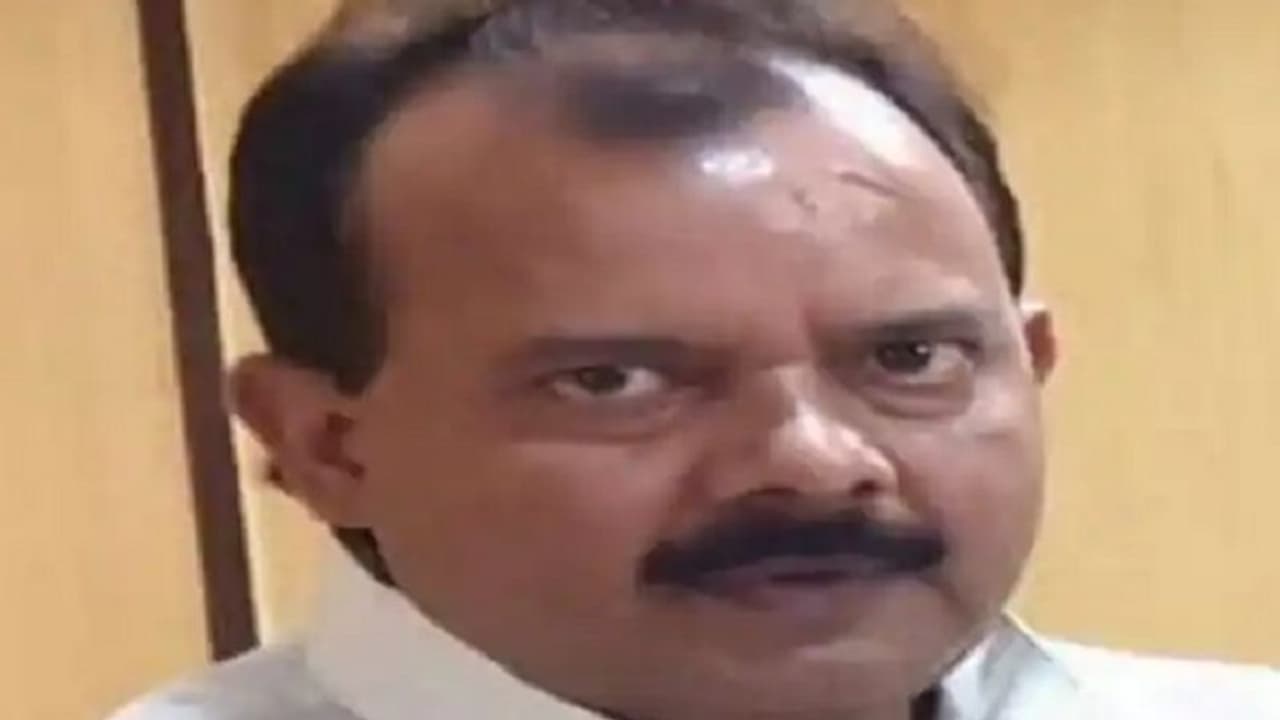 फर्रुखाबाद में बीएसपी नेता अनुपम दुबे पर कसा शिकंजा, करोड़ों की लागत की प्रॉपर्टी हुई कुर्क फर्रुखाबाद में बीएसपी नेता अनुपम दुबे पर कसा शिकंजा, करोड़ों की लागत की प्रॉपर्टी हुई कुर्क