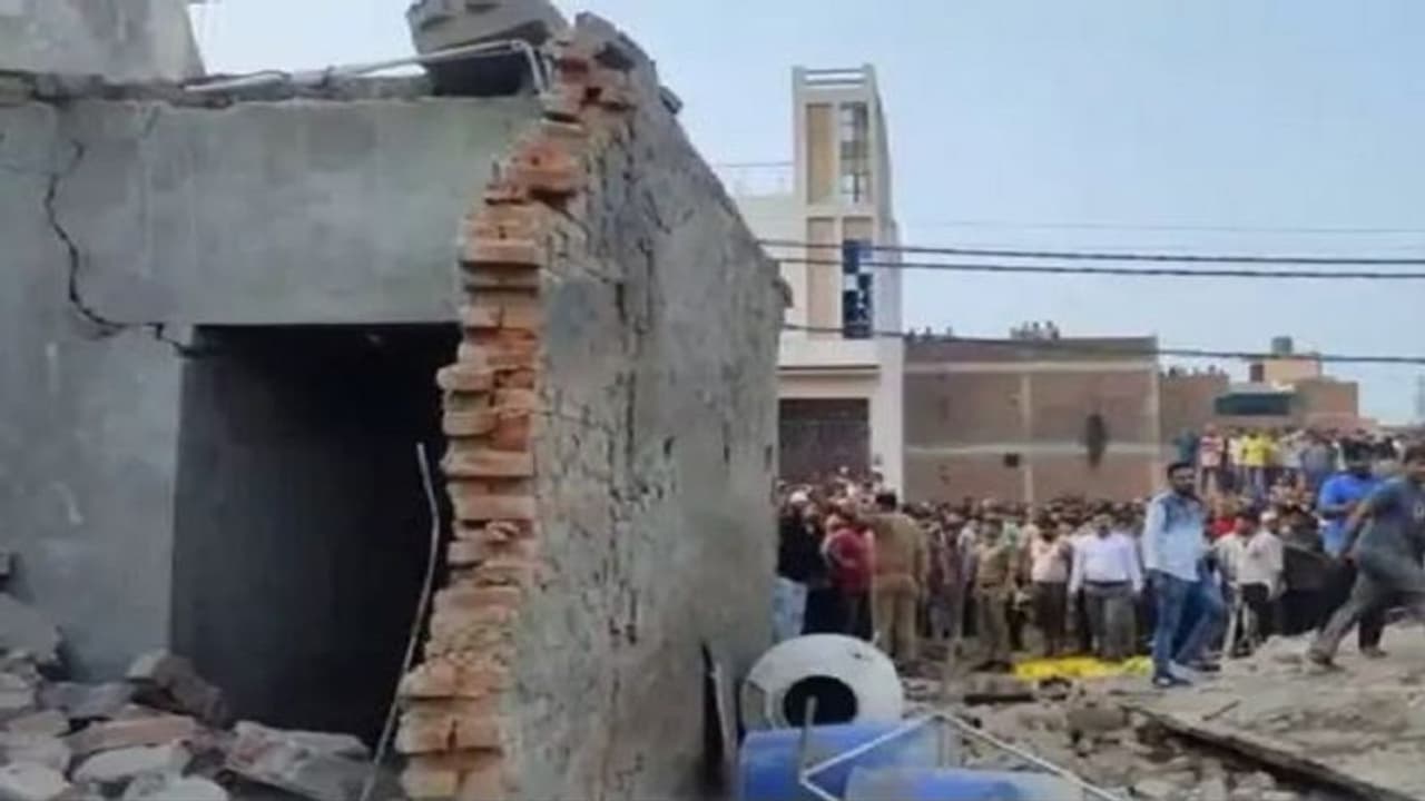 मेरठ में धमाके के बाद फॉरेंसिक टीम की जांच में बड़ा खुलासा, मुकदमा हुआ दर्ज मेरठ में धमाके के बाद फॉरेंसिक टीम की जांच में बड़ा खुलासा, मुकदमा हुआ दर्ज