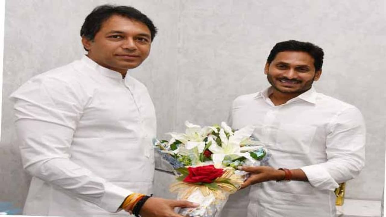 సంక్షేమ పథకాలు ప్రతి ఇంటికి చేరినందునే భారీ మెజారిటీ: జగన్ తో ఆత్మకూరు ఎమ్మెల్యే విక్రం రెడ్డి భేటీ