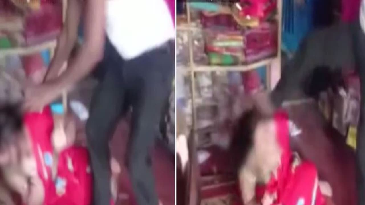 पिता के खिलाफ FIR कराने पहुंची बेटी, पिटाई का वीडियो देख पुलिस के भी उड़े होश, कहा पापा इंसान नहीं जल्लाद हैं पिता के खिलाफ FIR कराने पहुंची बेटी, पिटाई का वीडियो देख पुलिस के भी उड़े होश, कहा पापा इंसान नहीं जल्लाद हैं