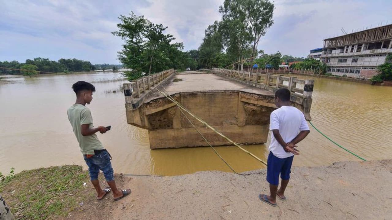 Assam flood: नदियों का ऐसा भयंकर रूप देखकर डरने लगे हैं लोग, इस साल बाढ़ में मारे गए 134 लोग, 21 लाख पीड़ित Assam flood: नदियों का ऐसा भयंकर रूप देखकर डरने लगे हैं लोग, इस साल बाढ़ में मारे गए 134 लोग, 21 लाख पीड़ित