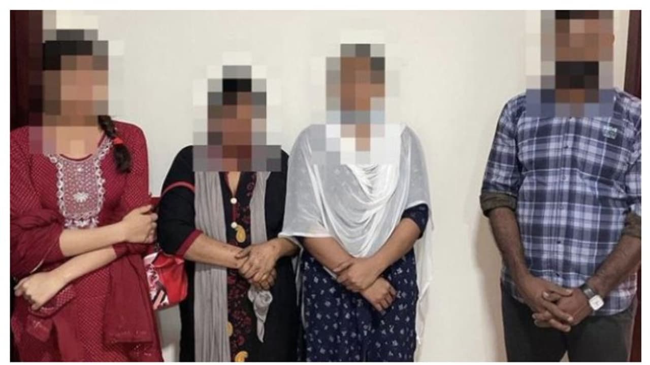 കുവൈത്തില് വ്യാജ ഗാര്ഹിക തൊഴിലാളി ഓഫീസ് കണ്ടെത്തി; നാല് താമസനിയമ ലംഘകര് പിടിയില് കുവൈത്തില് വ്യാജ ഗാര്ഹിക തൊഴിലാളി ഓഫീസ് കണ്ടെത്തി; നാല് താമസനിയമ ലംഘകര് പിടിയില്