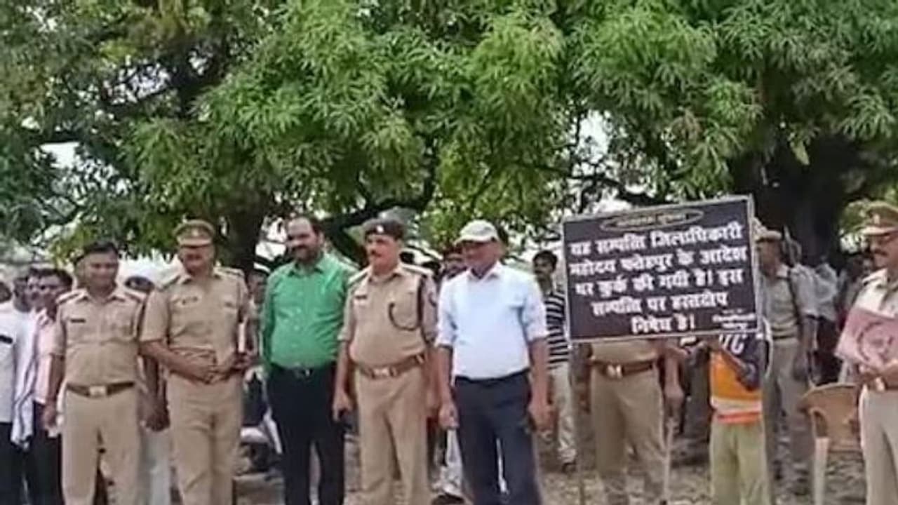 सपा नेता हाजी रजा समेत गैंगस्टर की करोड़ों की संपत्ति हुई कुर्क, दोनों पर गंभीर धाराओं में दर्ज है मुकदमे सपा नेता हाजी रजा समेत गैंगस्टर की करोड़ों की संपत्ति हुई कुर्क, दोनों पर गंभीर धाराओं में दर्ज है मुकदमे