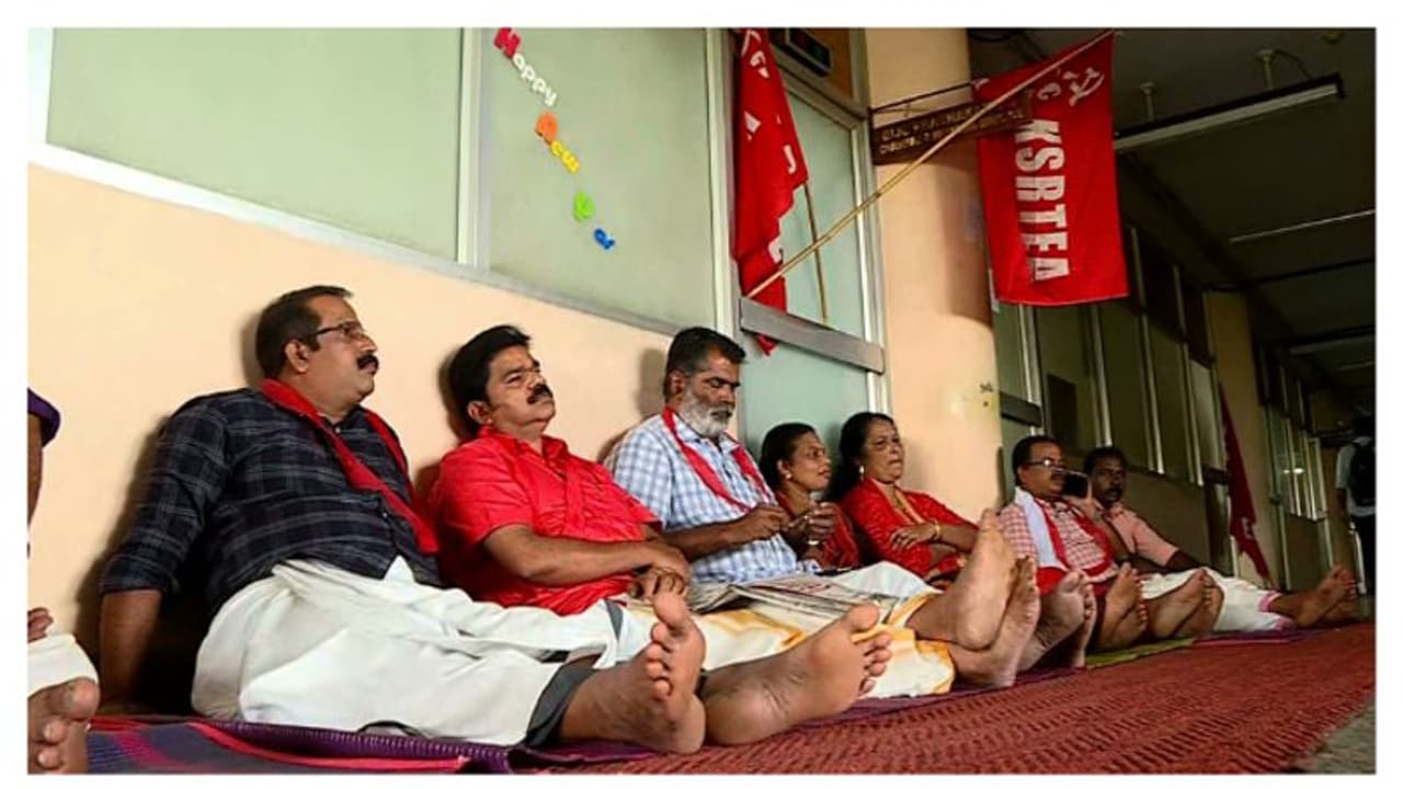കെഎസ്ആർടിസി സമരം ; ഓഫിസിന് മനുഷ്യപ്പൂട്ടിട്ട് സിഐടിയു, ഉപരോധം തീർത്ത് ഐഎൻടിയുസി; നാളെ മന്ത്രിതല ചർച്ച കെഎസ്ആർടിസി സമരം ; ഓഫിസിന് മനുഷ്യപ്പൂട്ടിട്ട് സിഐടിയു, ഉപരോധം തീർത്ത് ഐഎൻടിയുസി; നാളെ മന്ത്രിതല ചർച്ച