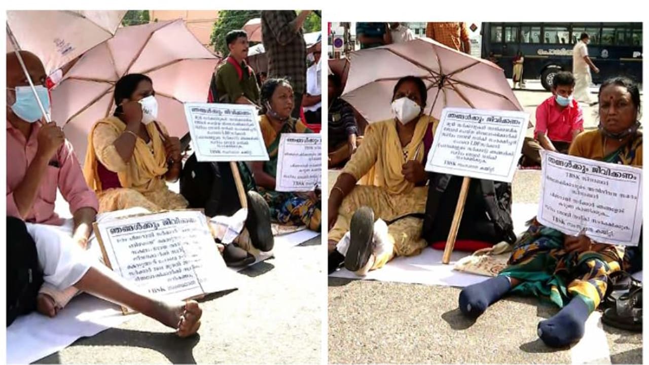 ഭിന്നശേഷിക്കാരുടെ റോഡ് ഉപരോധം തുടരുന്നു; സ്ഥിരം ജോലി ഉറപ്പുകിട്ടാതെ പിന്നോട്ടില്ലെന്ന് സമരസമിതി ഭിന്നശേഷിക്കാരുടെ റോഡ് ഉപരോധം തുടരുന്നു; സ്ഥിരം ജോലി ഉറപ്പുകിട്ടാതെ പിന്നോട്ടില്ലെന്ന് സമരസമിതി