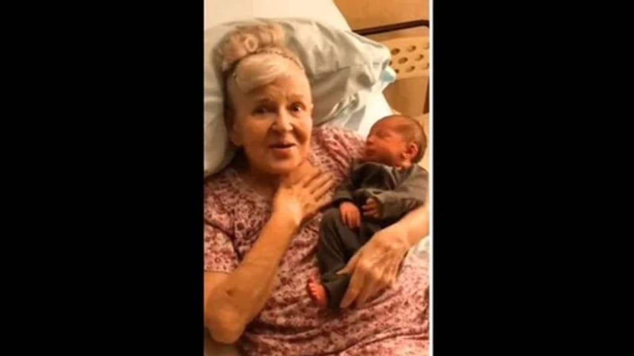 തന്റെ കൊച്ചുമകളുടെ മകളെ ആദ്യമായി കണ്ട 90 വയസുകാരി വലിയ മുത്തശ്ശി; വൈറലായി ഒരു വീഡിയോ തന്റെ കൊച്ചുമകളുടെ മകളെ ആദ്യമായി കണ്ട 90 വയസുകാരി വലിയ മുത്തശ്ശി; വൈറലായി ഒരു വീഡിയോ